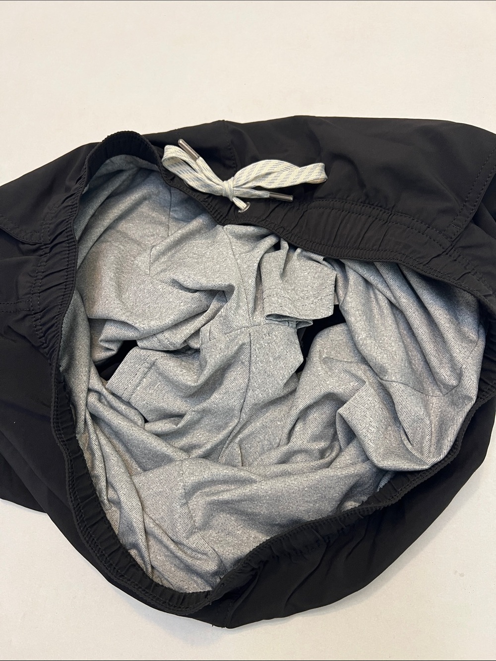 Vuori Men Size XL Kore 5 Inch Lined shorts Black Athleisure V367 active - Picture 8 of 14